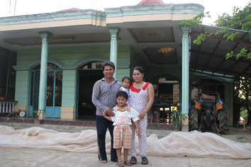 Thuận cùng vợ con. Ảnh: Kỳ Quan. Thuận cùng vợ con. Ảnh: Kỳ Quan