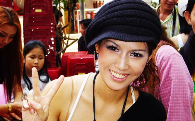 Hình tượng gà được kết thành từ các đóa hoa đủ màu sắc Rực rỡ sắc mai vàng mùa xuân Đài phun nước trang trí hình hoa sen Lựa chọn mua câu đối về treo ngày xuân Hồn nhiên tuổi thơ đón Tết Rộn ràng điệu nhảy sạp ngày xuân Trò chơi cà kheo đầy thử thách và thú vị Các em nhỏ hồn nhiên bên xích đu tiên Cuộc thi gói bánh chưng và bánh tét thu hút rất đông người xem Anh bộ đội khéo tay đang chăm chút cho chiếc bánh của mình Một thành viên xinh đẹp của nhóm Lọ Lem cũng đang nhiệt tình tham gia Đông đảo người dân thành phố tham quan Hội Hoa