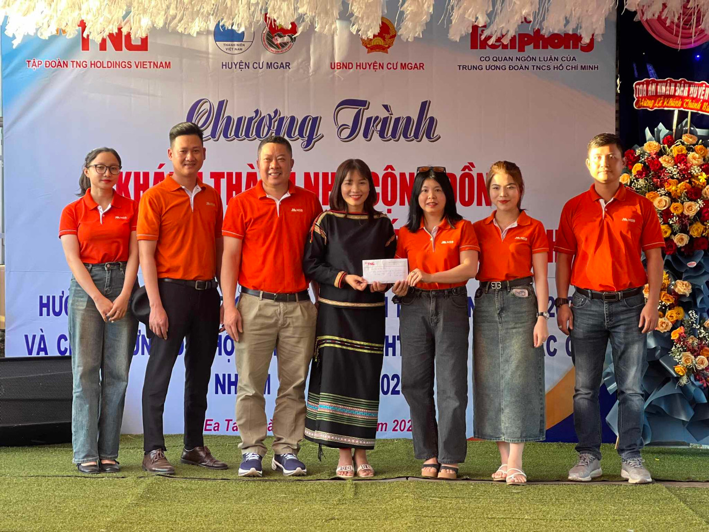 Bà Lê Thị Thu Trang (thứ 3, phải qua), Giám đốc Ngân hàng Hàng Hải Việt Nam - MSB chi nhánh Đắk Lắk trao 80 triệu đồng tài trợ hệ thống nhà vệ sinh, bồn nước năng lượng mặt trời cho buôn Kdoh. Bà Lê Thị Thu Trang (thứ 3, phải qua), Giám đốc Ngân hàng Hàng Hải Việt Nam - MSB chi nhánh Đắk Lắk trao 80 triệu đồng tài trợ hệ thống nhà vệ sinh, bồn nước năng lượng mặt trời cho buôn Kdoh.