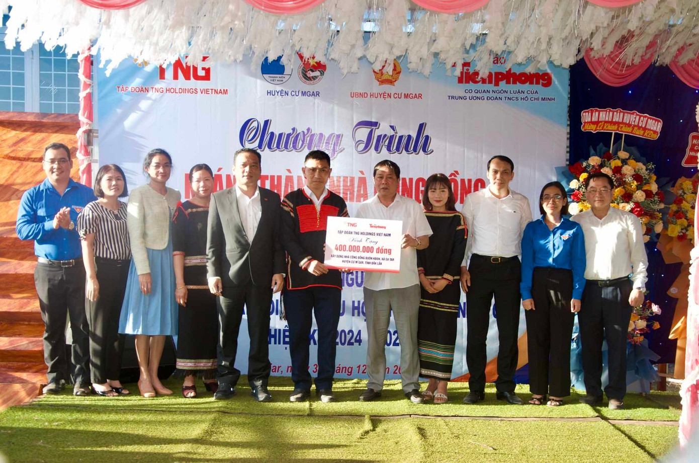 Ông Bùi Thanh Hà, Phó Chủ tịch Hội đồng quản trị Tập đoàn TNG trao biển tài trợ cho đại diện chính quyền địa phương. Ông Bùi Thanh Hà, Phó Chủ tịch Hội đồng quản trị Tập đoàn TNG trao biển tài trợ cho đại diện chính quyền địa phương.