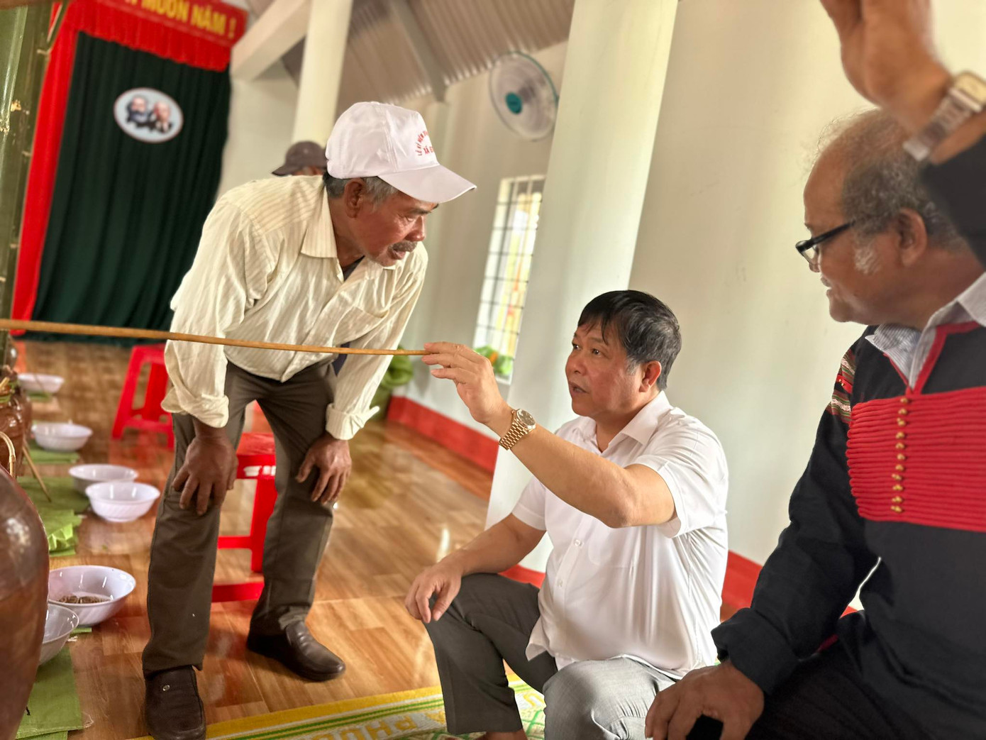 Lễ cúng cũng dành một phiên riêng trang trọng để cảm ơn chủ đầu tư đã tài trợ cho buôn làng ngôi nhà cộng đồng. Trong ảnh là ông Bùi Thanh Hà, Phó Chủ tịch Tập đoàn TNG - đơn vị tài trợ đã kêu gọi đoàn viên thanh niên tập đoàn tài trợ toàn bộ kinh phí 400 triệu đồng để xây dựng nhà cộng đồng và kinh phí tổ chức ngày hội đại đoàn kết buôn Kđoh thực hiện nghi thức tại buổi lễ.