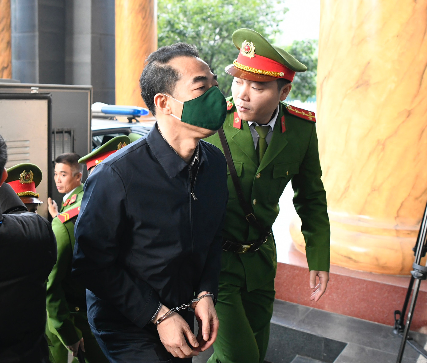 Bị cáo Tô Anh Dũng, cựu Thứ trưởng Bộ Ngoại giao. Ông Dũng bị cáo buộc nhận hối lộ 21,5 tỷ đồng và bị tuyên bản án sơ thẩm 16 năm tù.