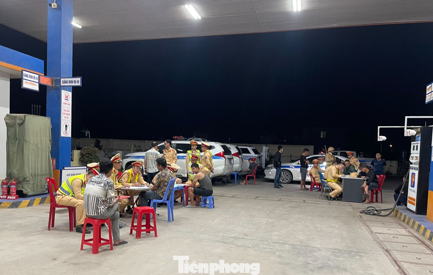 Lực lượng chức năng tiến hành lập biên bản đối với các trường hợp vi phạm.