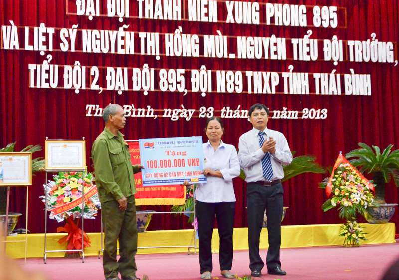 Đại diện Liên danh Việt Nga Vietsovpetro tặng tiền hỗ trợ xây dựng 02 căn nhà tình nghĩa cho các cựu thanh niên xung phong có hoàn cảnh khó khăn. Đại diện Liên danh Việt Nga Vietsovpetro tặng tiền hỗ trợ xây dựng 02 căn nhà tình nghĩa cho các cựu thanh niên xung phong có hoàn cảnh khó khăn