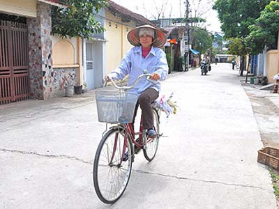 Sáng đi dạy, chiều cô Thùy lại đi nhặt rác, cân đồng nát. (Ảnh: Văn Chung)