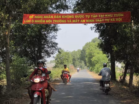 Người dân đến chữa bệnh tại khu