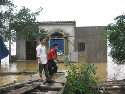 Anh Thuật và anh Kha (áo đỏ) trên chiếc xuồng đã cứu cha con anh Thịnh. Anh Thuật và anh Kha (áo đỏ) trên chiếc xuồng đã cứu cha con anh Thịnh