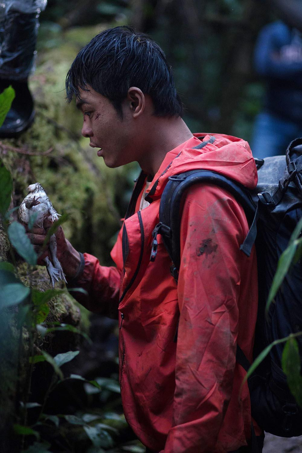 Huỳnh Thanh Trực phải ăn 3 con ếch sống để hoàn thành cảnh quay.