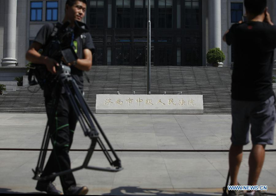 Truyền thông Trung Quốc cập nhật thông tin về phiên tòa xét xử ông Bạc Hy Lai từ ngay bên ngoài tòa án. Truyền thông, báo chí cập nhật thông tin về phiên tòa xét xử ông Bạc Hy Lai ngay bên ngoài tòa án