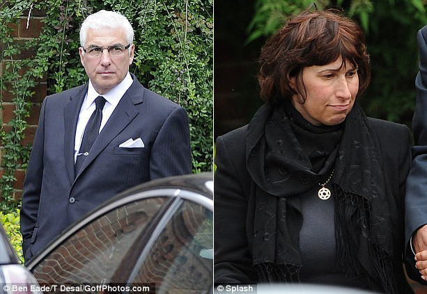 Bố mẹ của Amy trong ngày đưa con gái về nơi an nghỉ cuối cùng