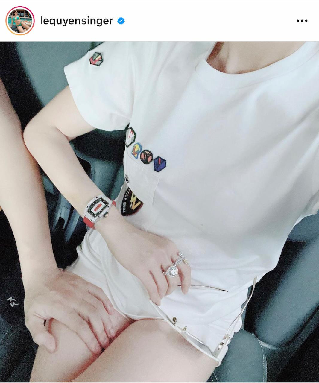 Trước đó Lệ Quyên từng gây 'sốc' cư dân mạng với bức ảnh bàn tay của Lâm Bảo Châu đặt chỗ 'vùng nhạy cảm'. Trước đó Lệ Quyên từng gây 'sốc' cư dân mạng với bức ảnh bàn tay của Lâm Bảo Châu đặt chỗ 'vùng nhạy cảm'.