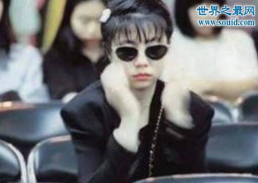 Sau khi biết tin Huỳnh Gia Câu đã qua đời do tai nạn trên khán đài, Lâm Sở Kỳ trở nên suy sụp, không thể chấp nhận được sự thật này. Sau khi biết tin Huỳnh Gia Câu đã qua đời do tai nạn trên khán đài, Lâm Sở Kỳ trở nên suy sụp, không thể chấp nhận được sự thật này.