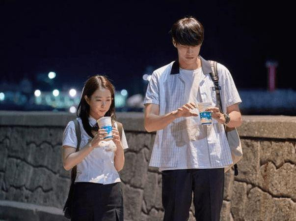 Bầu trời chẳng đâu xa vời, ngay chính khung cảnh ấy tôi đã có người tôi yêu bên mình, cùng người ấy đi qua những ngày nắng hạ, những ngày mưa xối xả, những ngày trời trở gió và cùng anh nắm tay vượt qua giông bão cuộc đời. Bầu trời chẳng đâu xa vời, ngay chính khung cảnh ấy tôi đã có người tôi yêu bên mình, cùng người ấy đi qua những ngày nắng hạ, những ngày mưa xối xả, những ngày trời trở gió và cùng anh nắm tay vượt qua giông bão cuộc đời.