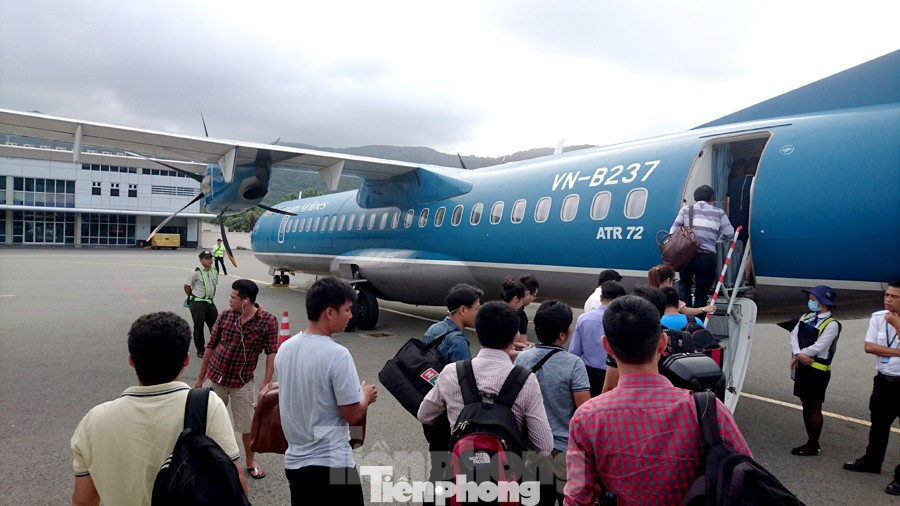 Sau khi tạm đóng cửa sân bay Côn Đảo để mở rộng, khách chỉ còn 2 lựa chọn để ra đảo bằng đường biển hoặc trực thăng. Sau khi tạm đóng cửa sân bay Côn Đảo để mở rộng, khách chỉ còn 2 lựa chọn để ra đảo bằng đường biển hoặc trực thăng.