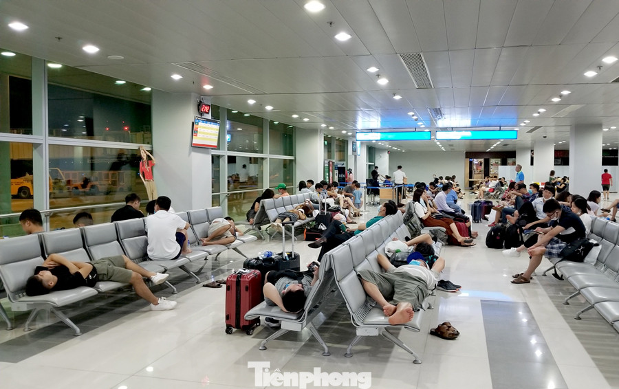 Khách mệt mỏi chờ đợi ở sân bay Phú Quốc khi có một chuyến bay trễ nhiều giờ so với lịch khởi hành dự kiến (Ảnh: H. Việt). Khách mệt mỏi chờ đợi ở sân bay Phú Quốc khi có một chuyến bay trễ nhiều giờ so với lịch khởi hành dự kiến (Ảnh: H. Việt).