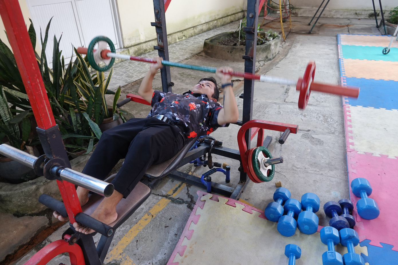 Chống đẩy, nâng tạ, bơi lội,... là chuyện đơn giản đối với nam thanh niên mắc bệnh xương thủy tinh (Ảnh: Nguyễn Vy).