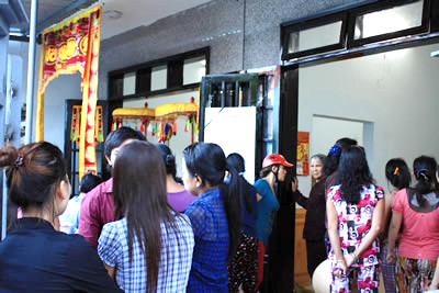 Người dân và gia đình chưa hết bàng hoàng trong lễ tang chị Chín