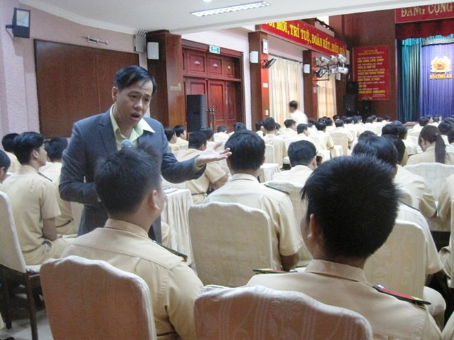 TS Sơn đi xuống tận cuối hội trường để hỏi các CSGT trẻ giao tiếp ứng xử như thế nào để người dân nể phục?