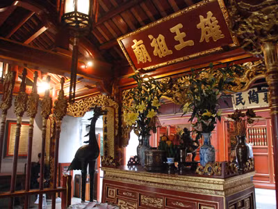 Chữ Hùng Vương Tổ Miếu ở Đền Trung