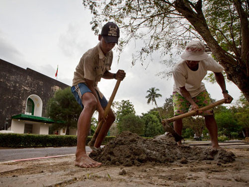  Các công nhân sửa chữa lại đường phố 