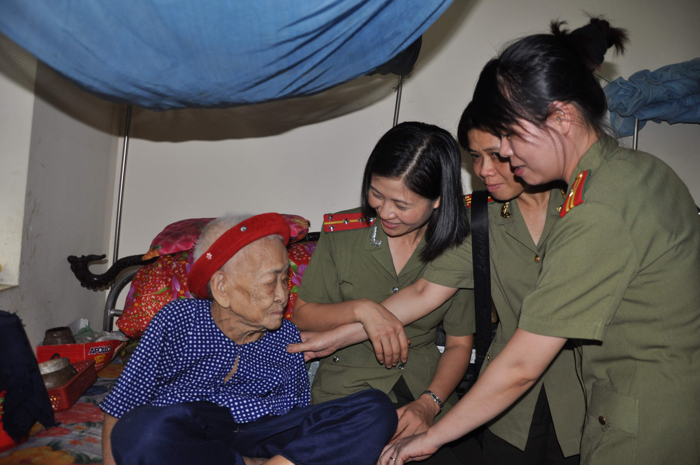 CBCS lực lượng Anh ninh chính trị nội bộ thăm mẹ Việt Nam anh hùng