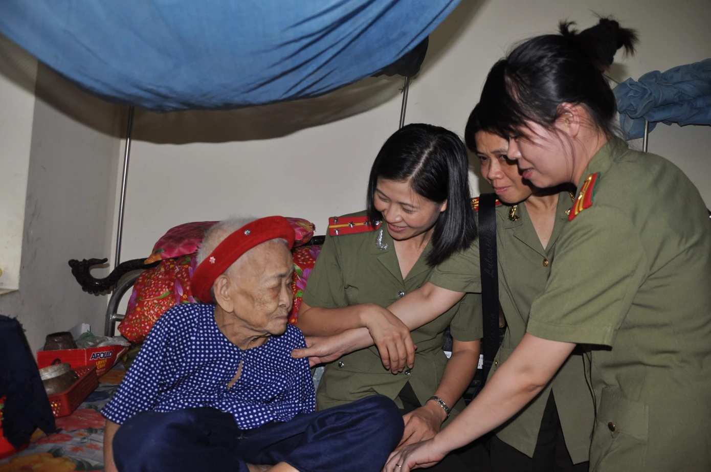 CBCS lực lượng Anh ninh chính trị nội bộ thăm mẹ Việt Nam anh hùng