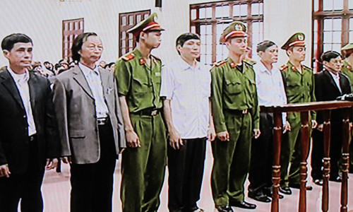 Các bị cáo trong phiên tòa. Ảnh: Phạm Duẩn (chụp qua màn hình tại tòa) Các bị cáo trong phiên tòa