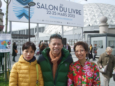 Từ trái sang: Nhà văn Thuận, Nguyễn Việt Hà, Đoàn Cầm Thi tại Hội chợ sách Paris, tháng 3/2013