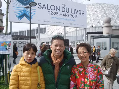 Từ trái sang: Nhà văn Thuận, Nguyễn Việt Hà, Đoàn Cầm Thi tại Hội chợ sách Paris, tháng 3/2013