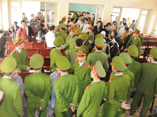 Từ sáng sớm rất đông các chiến sỹ công an, lực lượng bảo vệ có mặt để chuẩn bị an minh cho phiên tòa. Các phóng viên đã tới tòa từ rất sớm để chuẩn bị tác nghiệp, đưa tin. Luật sư Huỳnh - người bảo vệ lợi ích cho gia đình bị hại. Trong khi gia đình bị hại phẫn nộ, đau đớn... ... thì người nhà bị cáo Luyện lo lắng "ẩn" vào chỗ khuất. Ba bị cáo được áp tải tới tòa án và được hộ tống bởi khoảng gấn 300 chiến sĩ cảnh sát. Bị cáo Lê Văn Mến (bố của Lê Văn Luyện) bước vào tòa Khi thấy Lê Văn Luyện, người nhà cháu Bích đã xô tới kêu khóc, la ó đòi công bằng khiến lực lượng công an buộc phải áp tải cả ba bị cáo ra phòng Kiểm sát viên để bảo vệ. Lê Văn Luyện mặc quần bò áo sơ mi, khuôn mặt trắng trẻo gầy hơn lần xét xử sơ thẩm ngồi lặng thinh đợi phiên tòa bắt đầu. Lê Văn Luyện quay sang nhìn bố không nói được câu nào. Lê Văn Luyện lí nhí khai nhận toàn bộ quá trình gây án giết người, cướp vàng tại tiệm vàng Ngọc Bích Bị cáo Lê Văn Miên cho rằng vì quá thương con và hiểu biết pháp luật "nông cạn" nên mới bao che tội cho con mình. Tòan cảnh phiên tòa. Phiên tòa buổi sáng kết thúc, thấy gia đình bị hại quá bức xúc, rất nhiều cảnh sát vây quanh các bị cáo nhằm tránh xảy ra xô xát. Các bị cáo được áp tải lên xe trở về nơi giam giữ chuẩn bị cho phiên xử buổi chiều. Các bị cáo được tháo còng sau khi được dẫn giải tới phiên tòa Các bị cáo ngồi lặng lẽ trong vồng vây của lựng lượng bảo vệ trong khi gia đình người bị hại la ó. Lê Văn Luyện ngáp ngắn ngáp dài không cần lấy tay che... Và nắm chặt đôi tay đã cướp đi ba mạng người khi nghe gia đình bị hại và các luật sư tranh luận. Ông Trịnh Văn Tín - ông nội cháu Bích nêu những nghi vấn chưa sáng tỏ trong vụ án. Lê Văn Luyện lí nhí khi được nói lời cuối: "Bị cáo xin lỗi toàn xã hội và xin lỗi gia đình nạn nhân. Bị cáo mong được tòa giảm án cho mình và người thân” Các bị cáo cúi đầu nghe tòa tuyên án. Từ sáng sớm rất đông các chiến sỹ công an, lực lượng bảo vệ có mặt để chuẩn bị an minh cho phiên tòa. Các phóng viên đã tới tòa từ rất sớm để chuẩn bị tác nghiệp, đưa tin. Luật sư Huỳnh - người bảo vệ lợi ích cho gia đình bị hại. Trong khi gia đình bị hại phẫn nộ, đau đớn... ... thì người nhà bị cáo Luyện lo lắng "ẩn" vào chỗ khuất. Ba bị cáo được áp tải tới tòa án và được hộ tống bởi khoảng gấn 300 chiến sĩ cảnh sát. Bị cáo Lê Văn Mến (bố của Lê Văn Luyện) bước vào tòa Khi thấy Lê Văn Luyện, người nhà cháu Bích đã xô tới kêu khóc, la ó đòi công bằng khiến lực lượng công an buộc phải áp tải cả ba bị cáo ra phòng Kiểm sát viên để bảo vệ. Lê Văn Luyện mặc quần bò áo sơ mi, khuôn mặt trắng trẻo gầy hơn lần xét xử sơ thẩm ngồi lặng thinh đợi phiên tòa bắt đầu. Lê Văn Luyện quay sang nhìn bố không nói được câu nào. Lê Văn Luyện lí nhí khai nhận toàn bộ quá trình gây án giết người, cướp vàng tại tiệm vàng Ngọc Bích Bị cáo Lê Văn Miên cho rằng vì quá thương con và hiểu biết pháp luật "nông cạn" nên mới bao che tội cho con mình. Tòan cảnh phiên tòa. Phiên tòa buổi sáng kết thúc, thấy gia đình bị hại quá bức xúc, rất nhiều cảnh sát vây quanh các bị cáo nhằm tránh xảy ra xô xát. Các bị cáo được áp tải lên xe trở về nơi giam giữ chuẩn bị cho phiên xử buổi chiều. Các bị cáo được tháo còng sau khi được dẫn giải tới phiên tòa Các bị cáo ngồi lặng lẽ trong vồng vây của lựng lượng bảo vệ trong khi gia đình người bị hại la ó. Lê Văn Luyện ngáp ngắn ngáp dài không cần lấy tay che... Và nắm chặt đôi tay đã cướp đi ba mạng người khi nghe gia đình bị hại và các luật sư tranh luận. Ông Trịnh Văn Tín - ông nội cháu Bích nêu những nghi vấn chưa sáng tỏ trong vụ án. Lê Văn Luyện lí nhí khi được nói lời cuối: "Bị cáo xin lỗi toàn xã hội và xin lỗi gia đình nạn nhân. Bị cáo mong được tòa giảm án cho mình và người thân” Các bị cáo cúi đầu nghe tòa tuyên án.