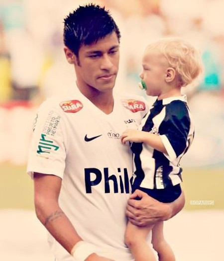 Neymar "gà trống nuôi con" chứ nhất quyết không chấp nhận lấy Carolina làm vợ. Neymar