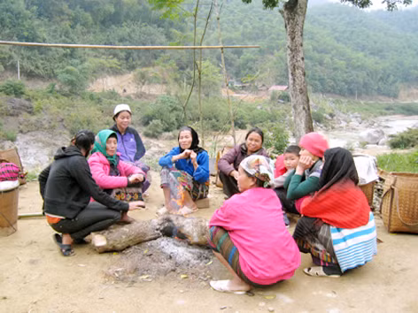 Cùng với các tỉnh miền núi phía Bắc, những ngày qua, người dân vùng cao biên giới Thanh Hóa như Quan Sơn, Mường Lát... phải hứng chịu đợt giá rét kỷ lục. Nhiệt độ ở Na Mèo, Sơn Thủy, Mường Lý... có nơi còn 3-5 độ C. Theo chính quyền địa phương, nhiều năm qua mới có rét đậm và kéo dài như vậy