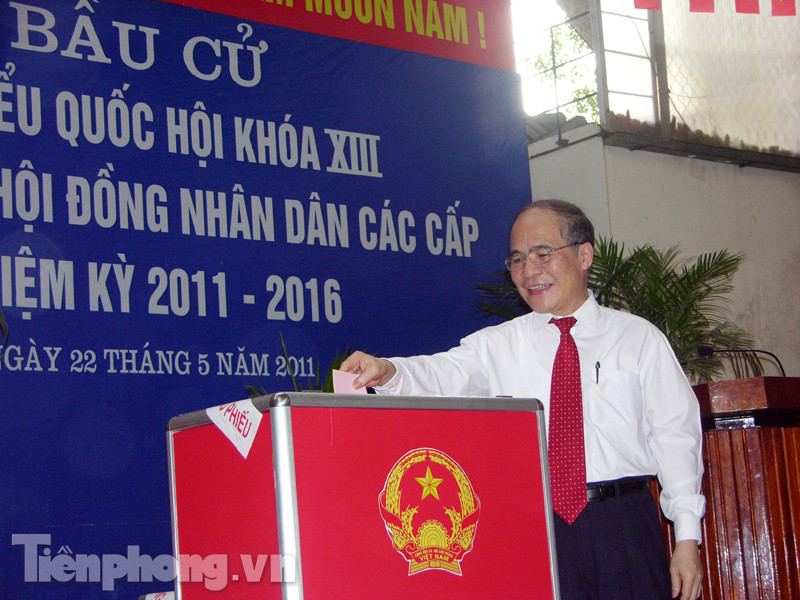 Phó Thủ tướng Thường trực Nguyễn Sinh Hùng bỏ phiếu tại khu vực bầu cử số 6, phường Trần Hưng Đạo, quận Hoàn Kiếm, Hà Nội.