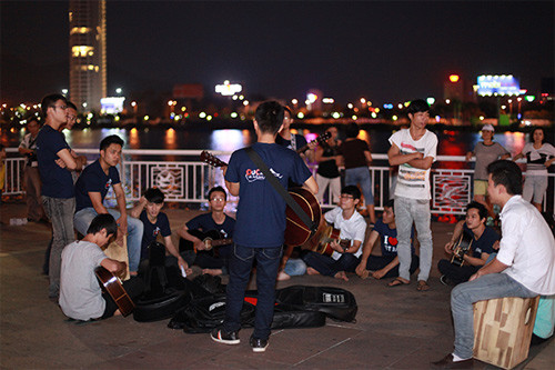 Du ca bên sông Hàn.