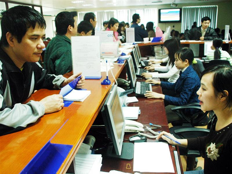 Giao dịch chứng khoán tại một sàn ở Hà Nội - Ảnh: Phạm Yên