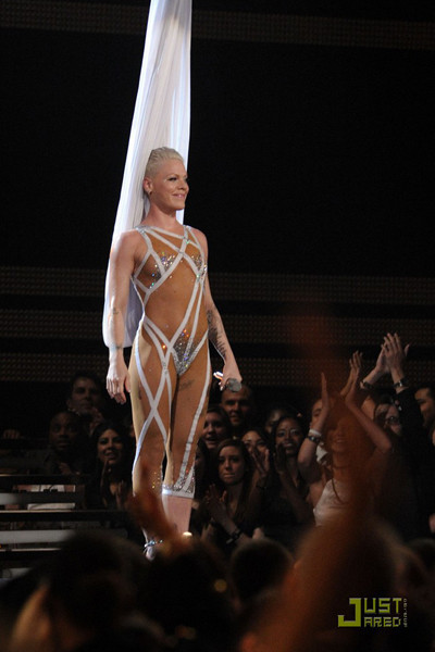 Tuy nhiên, khán giả vẫn rất phấn khích và cổ vũ cho Pink nồng nhiệt.