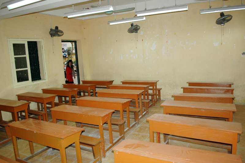 Bụi trần vẫn vương đầy trên bàn học