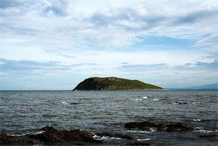 Ngày xưa trên Hòn Nồm có dấu tích nền móng một ngôi chùa lớn nên người dân địa phương gọi đó là biển Vũng Chùa, theo tiếng địa phương là 'Vụng Chùa'