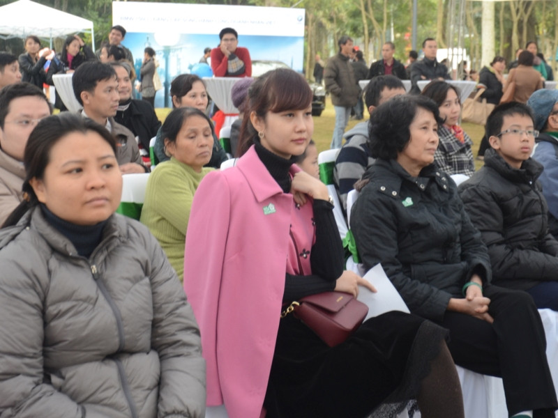 Khán giả chăm chú nghe nhạc