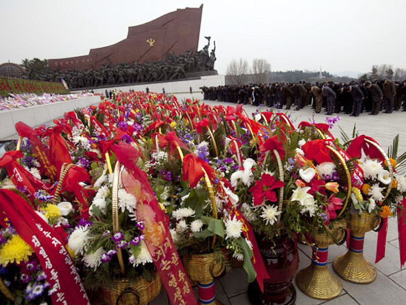 Phía trước tượng đài cố Chủ tịch Kim Nhật Thành