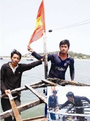 Anh Thạnh và anh Phải bên lá cờ Tổ quốc đã được bảo vệ khỏi đám cháy trên nóc cabin (ảnh lớn). Anh Thạnh và anh Phải bên lá cờ Tổ quốc đã được bảo vệ khỏi đám cháy trên nóc cabin (ảnh lớn)