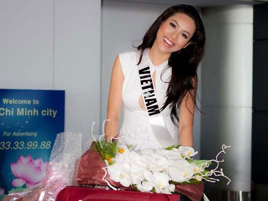 Hoàng My trở về Việt Nam sau thời gian thi Hoa hậu Hoàn vũ 2011 tại Brazil