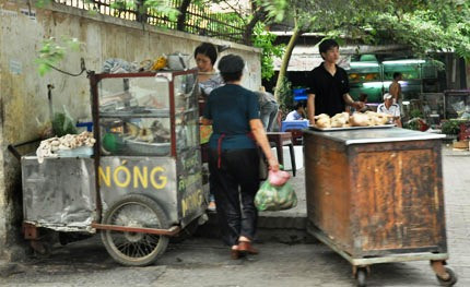Một hàng cháo trai gần bến xe Kim Mã vừa “chạy phường” rồi trở lại bán hàng như cũ. Một hàng cháo trai gần bến xe Kim Mã vừa “chạy phường” rồi trở lại bán hàng như cũ