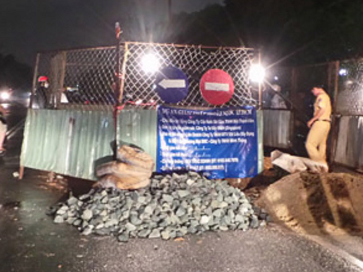 Hiện trường vụ xe rớt hố công trình . Hiện trường vụ xe rớt hố công trình