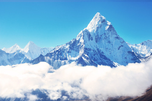 Đường lên đỉnh Everest nằm giữa hai khu vực nào?