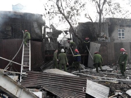 Một tổ PCCC cứu hỏa từ phía sau khu nhà. Một tổ Pccc cứu lửa từ phía sau khu nhà