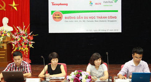 Quang cảnh chương trình tư vấn trực tuyến. Ảnh: Minh Đức