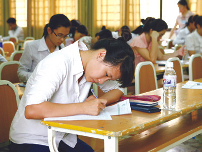 Thí sinh làm bài thi tại trường Đại học Luật Hà Nội Ảnh: Hồng Vĩnh