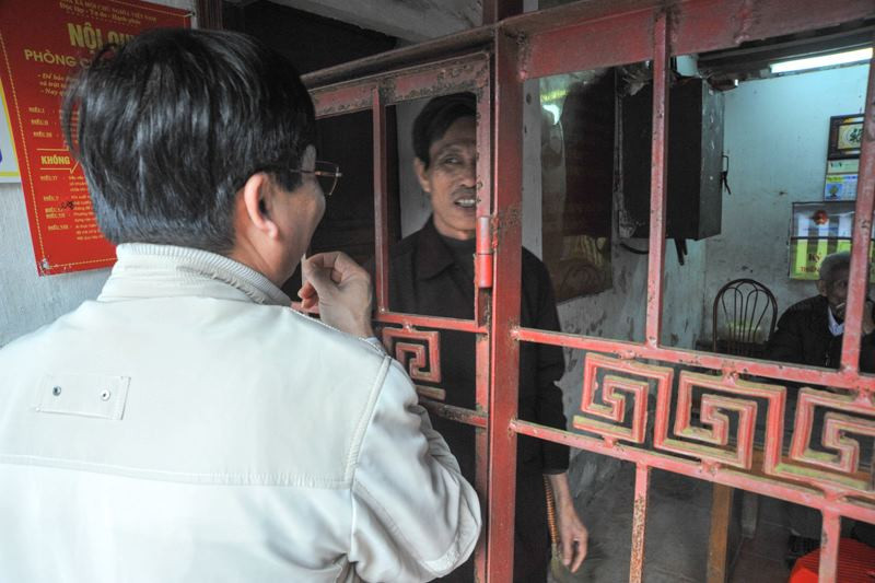 Nhiều du khách không đủ kiên nhẫn chờ tới giờ phát ấn, nên tim cách làm việc riêng với các ông thủ ấn để xin được phát ấn trước. Nhiều du khách không đủ kiên nhẫn chờ tới giờ phát ấn, nên tim cách làm việc riêng với các ông thủ ấn để xin được phát ấn trước