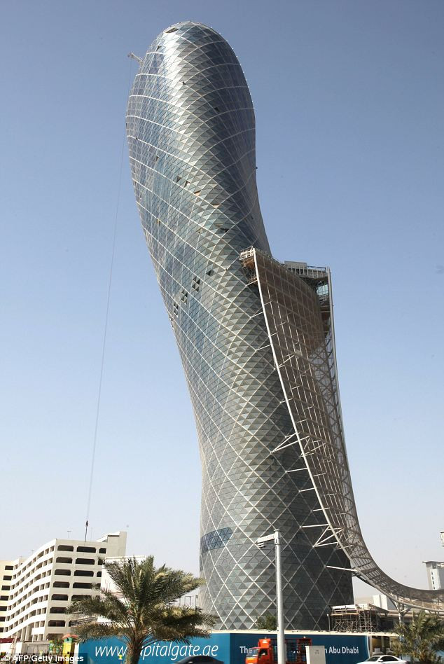 Toàn cảnh Tháp nghiêng kỷ lục Capital Gate của Abu Dhabi - Ảnh: Daily Mail